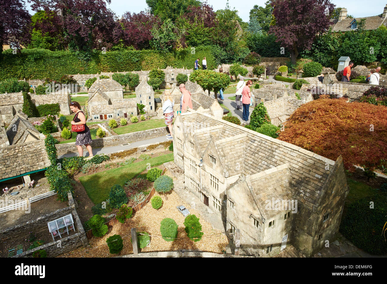 La aldea modelo Bourton exposiciones sobre el agua Cotswolds Gloucestershire UK Foto de stock