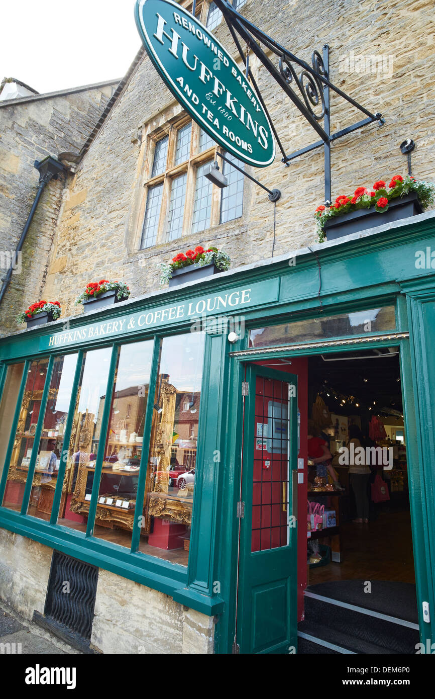 Panadería Huffkins y salones de té La Plaza estibar en la Wold Cotswolds Gloucestershire UK Foto de stock