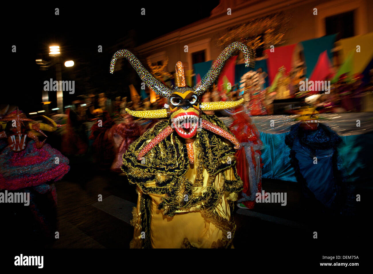Personas disfrazadas llamado vejigantes bailes en las calles durante el Carnaval de Ponce el 21
