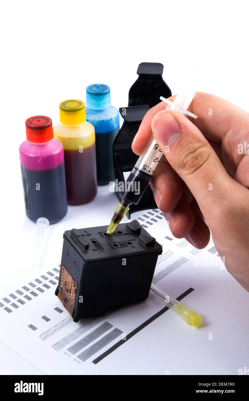 Inyectar la tinta en el cartucho. Conjunto de llenado para impresión de  inyección de tinta Fotografía de stock - Alamy