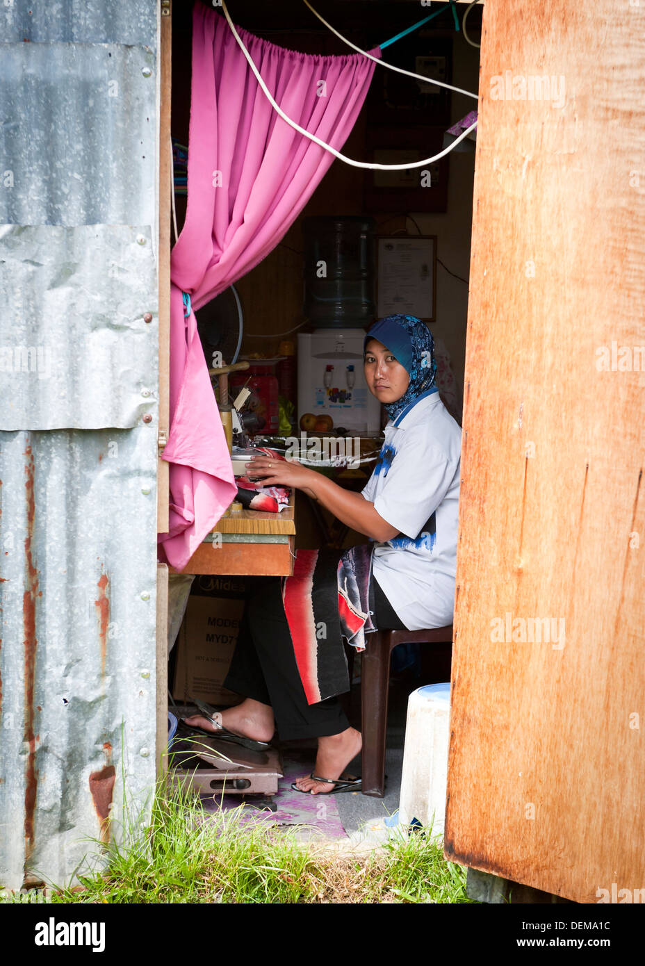 Costurera en el trabajo, de Labuan, Malasia Foto de stock