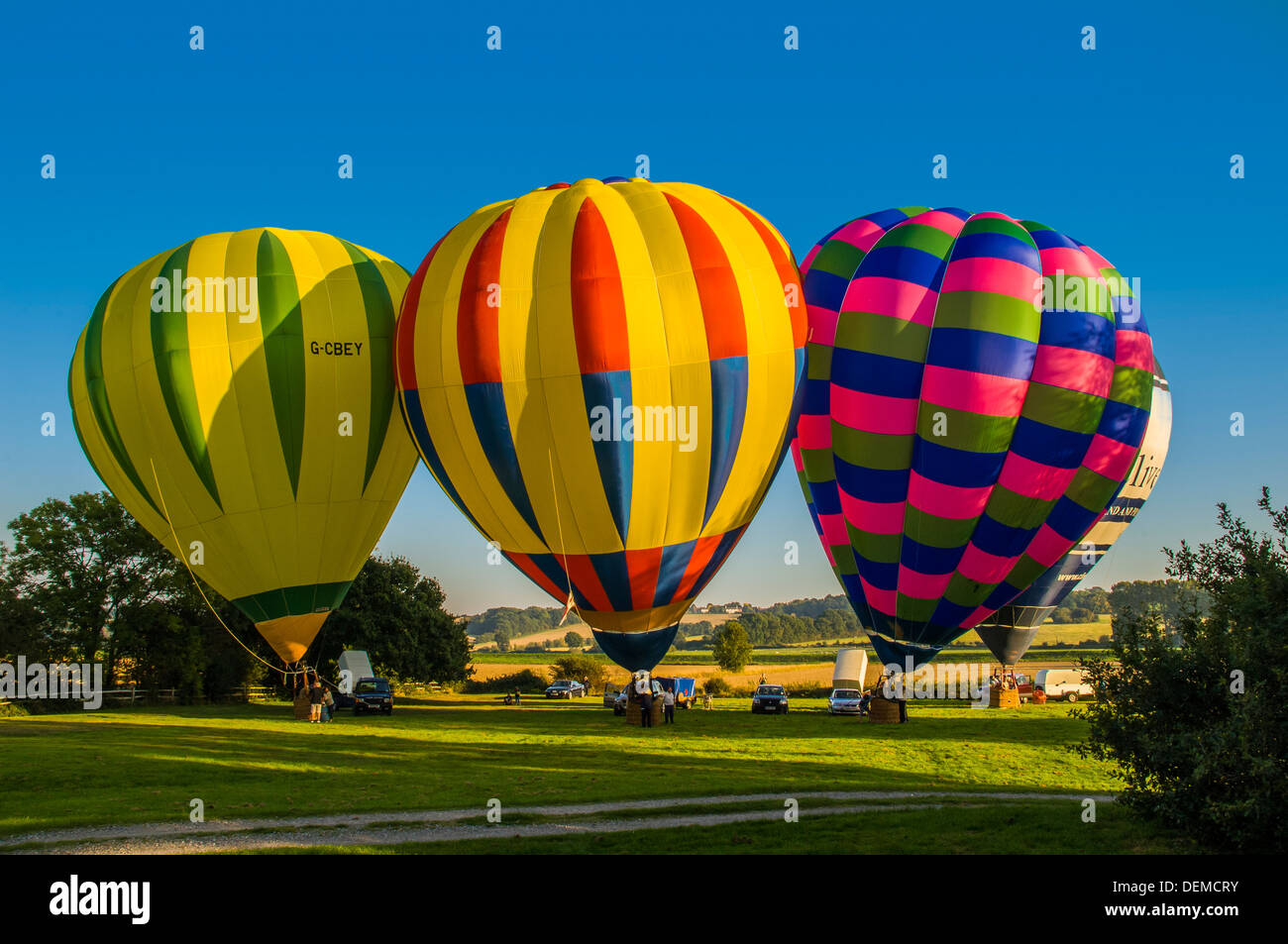 Castillo de bodiam globos aerostáticos Globos Aerostáticos globos volar  eventos Sussex England Reino Unido Europa Fotografía de stock - Alamy