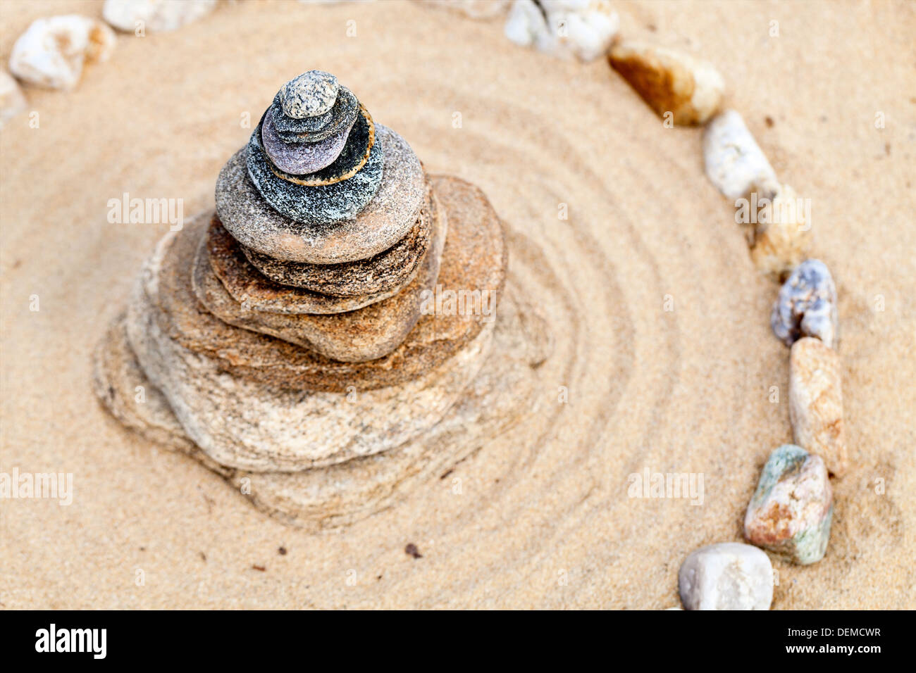 Pirámide de piedras Zen sobre arena. Foto de stock
