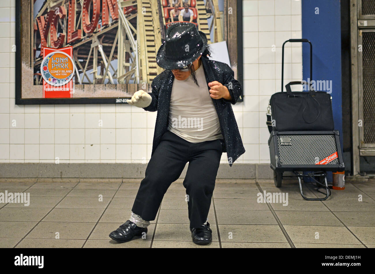 Alex, un poco de persona imitador de Michael Jackson realiza en la estación de metro de 74th Street en Queens, Nueva York Foto de stock