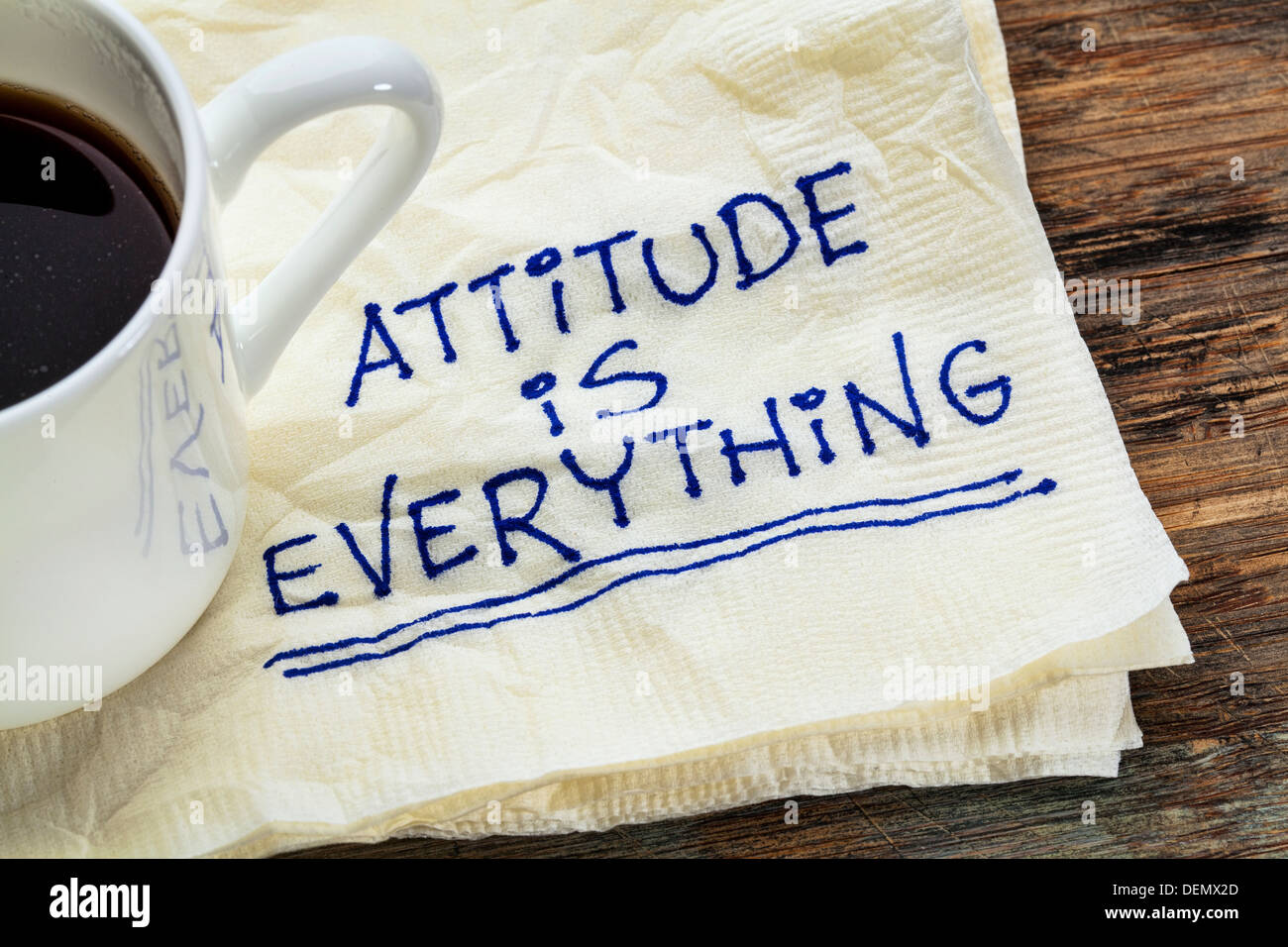 La actitud es todo - lema de motivación en una servilleta con una taza de café Foto de stock