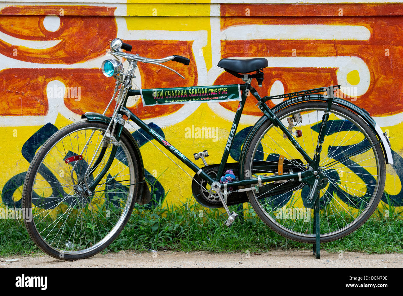 Bicicleta pintada de amarillo y rojo verde fotograf as e im genes