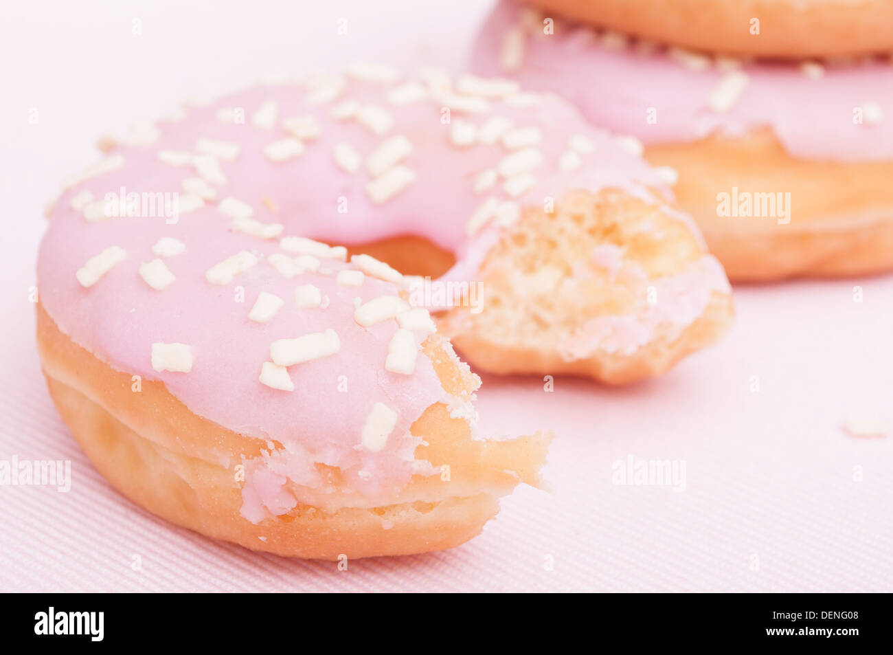 Acercamiento de donuts caseros con glaseado rosa - Profundidad de campo Foto de stock