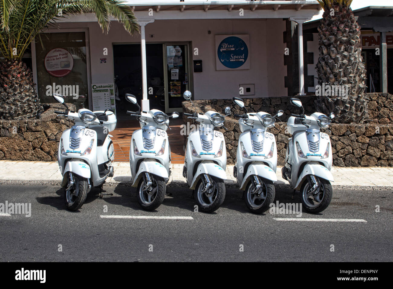 Tienda de alquiler de motonesotora, Costa Teguise, Lanzarote, Islas  Canarias Fotografía de stock - Alamy