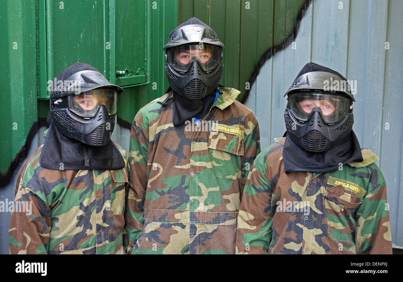 3 chicos adolescentes vestidas con ropa de combate antes de un juego de paintball Foto de stock