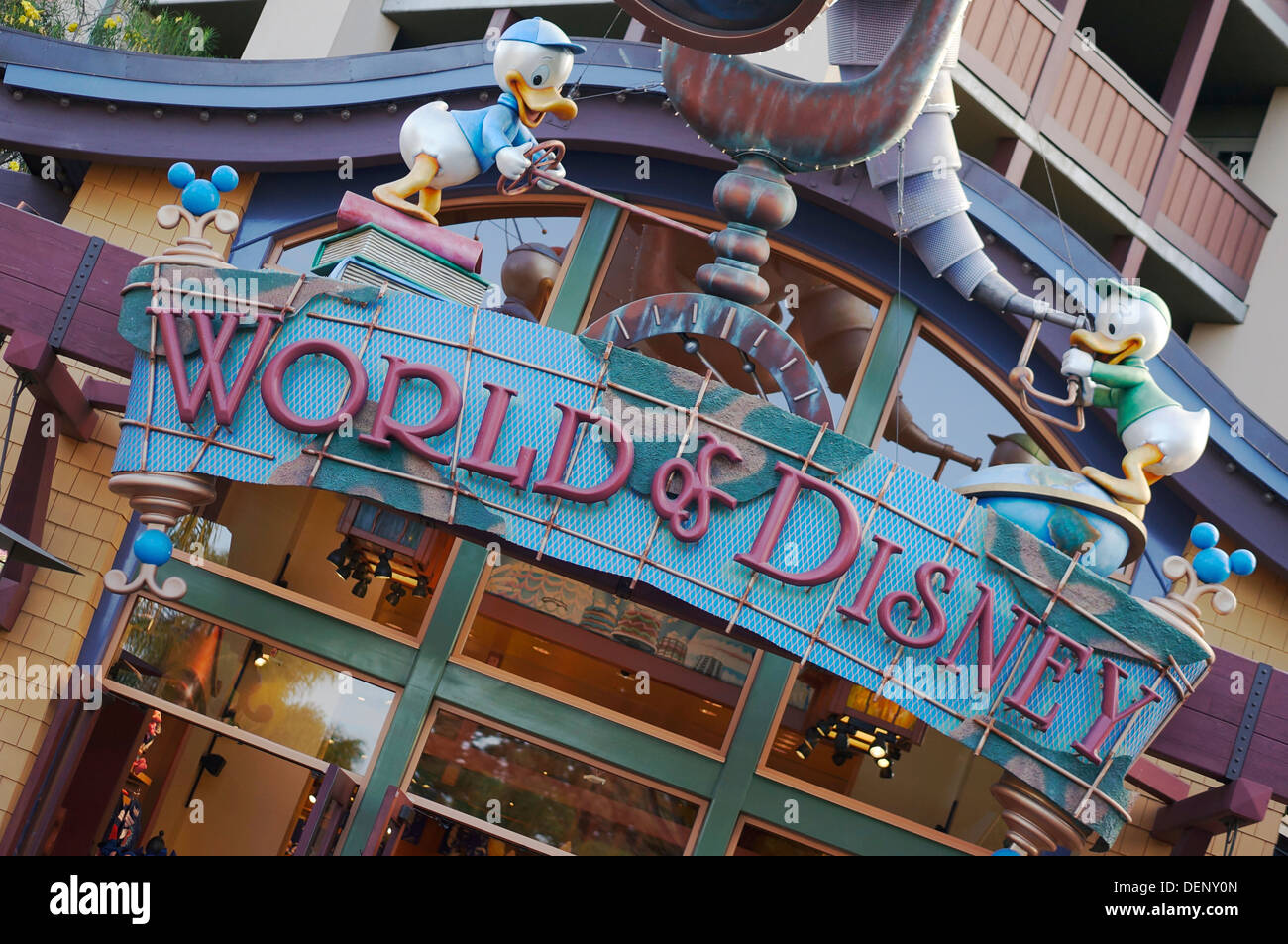 El mundo de Disney Store, centro de Disneylandia, Anaheim, California Foto de stock