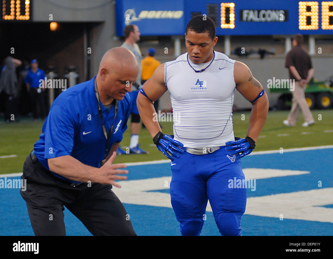 Colorado Springs, Colorado, Estados Unidos. 21 Sep, 2013. La fuerza del aire acondicionado y entrenador, Matt McGettigan Falcon, trabaja con un jugador antes de montaña de acción de la Conferencia Oeste entre la Universidad de Wyoming, los vaqueros y los halcones de la Academia de la Fuerza Aérea Falcon Stadium, Academia de la Fuerza Aérea de los EE.UU, Colorado Springs, Colorado. Wyoming derrotas 56-23 de la Fuerza Aérea. Crédito: csm/Alamy Live News Foto de stock
