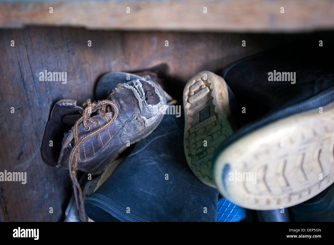 Calzado pobre fotografías e imágenes de alta resolución - Alamy