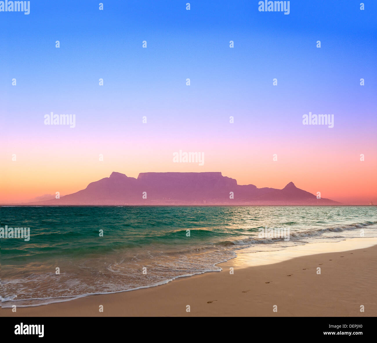 Cape Town desde bloubergstrand en el crepúsculo del atardecer mostrando luces y Ocean Beach Foto de stock