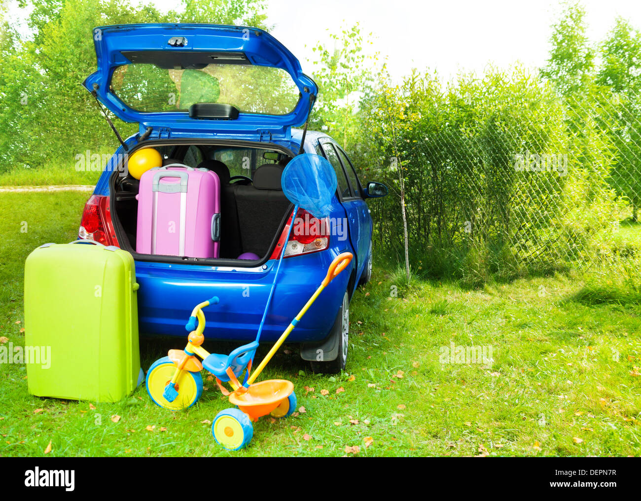 El coche de embalaje con bolsas de viaje, goteo, bola, boca-net Foto de stock