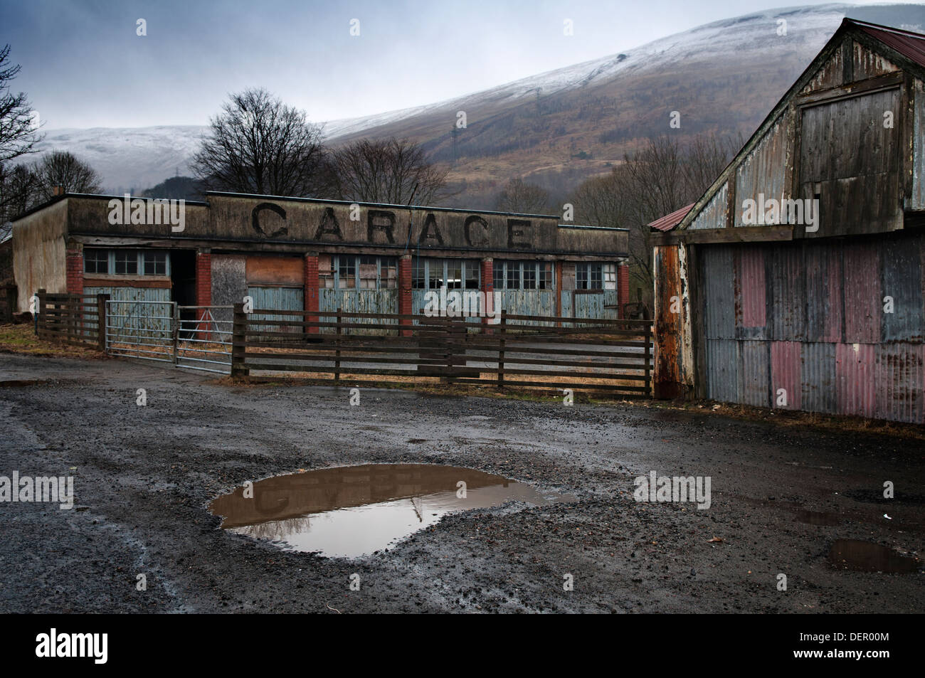 Garaje abandonado en Tierras Altas Escocesas cerca de Rannoch Moor, Escocia, Reino Unido, Europa Foto de stock
