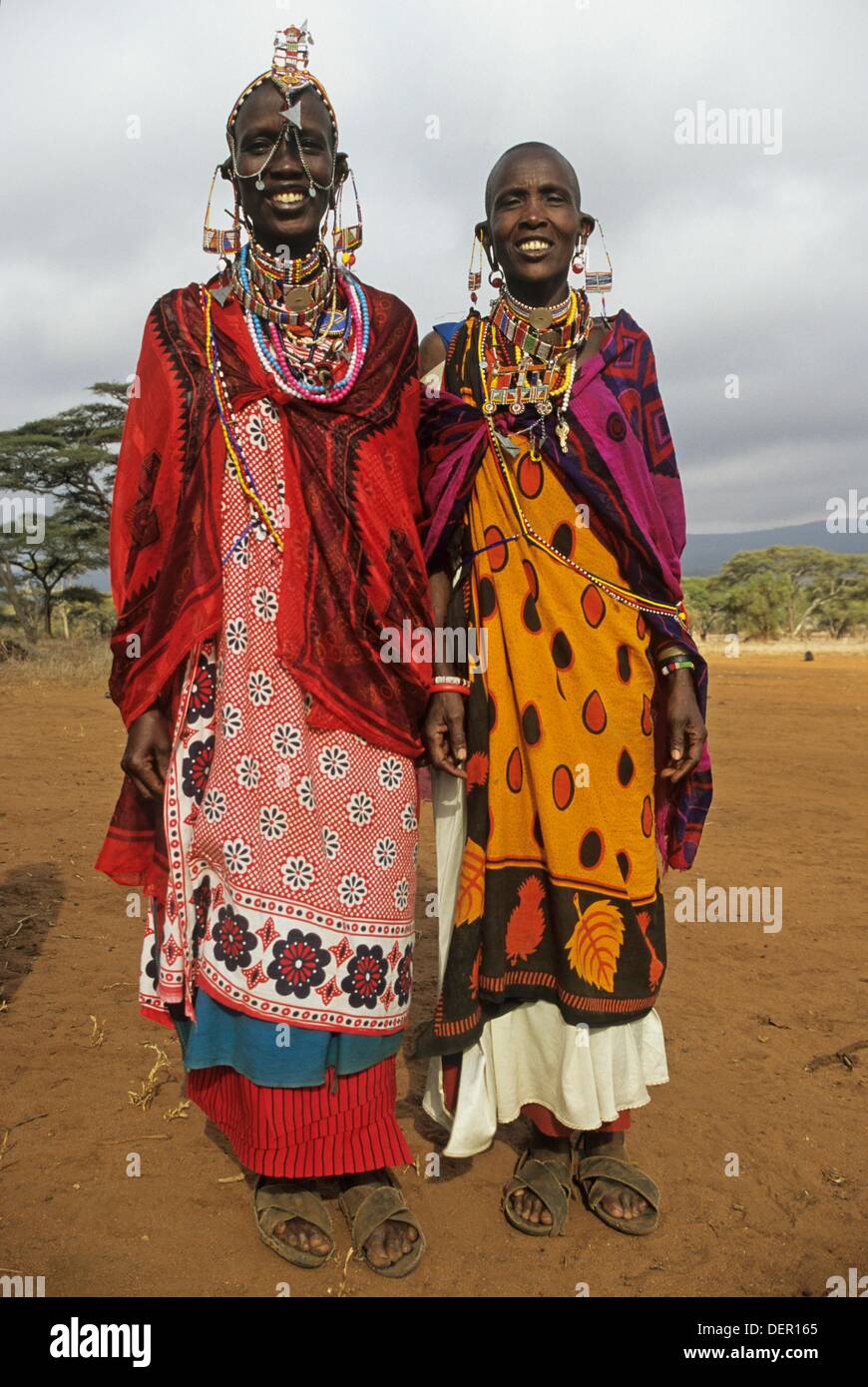 Las mujeres Maasai, uso de joyas en el monte,Namanga, Kenia, África Oriental Foto de stock