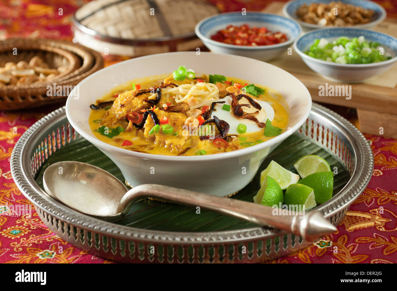 Ohno kaukswe. Birmanos pollo al curry de coco sopa de fideos. Birmania Myanmar Foto de stock