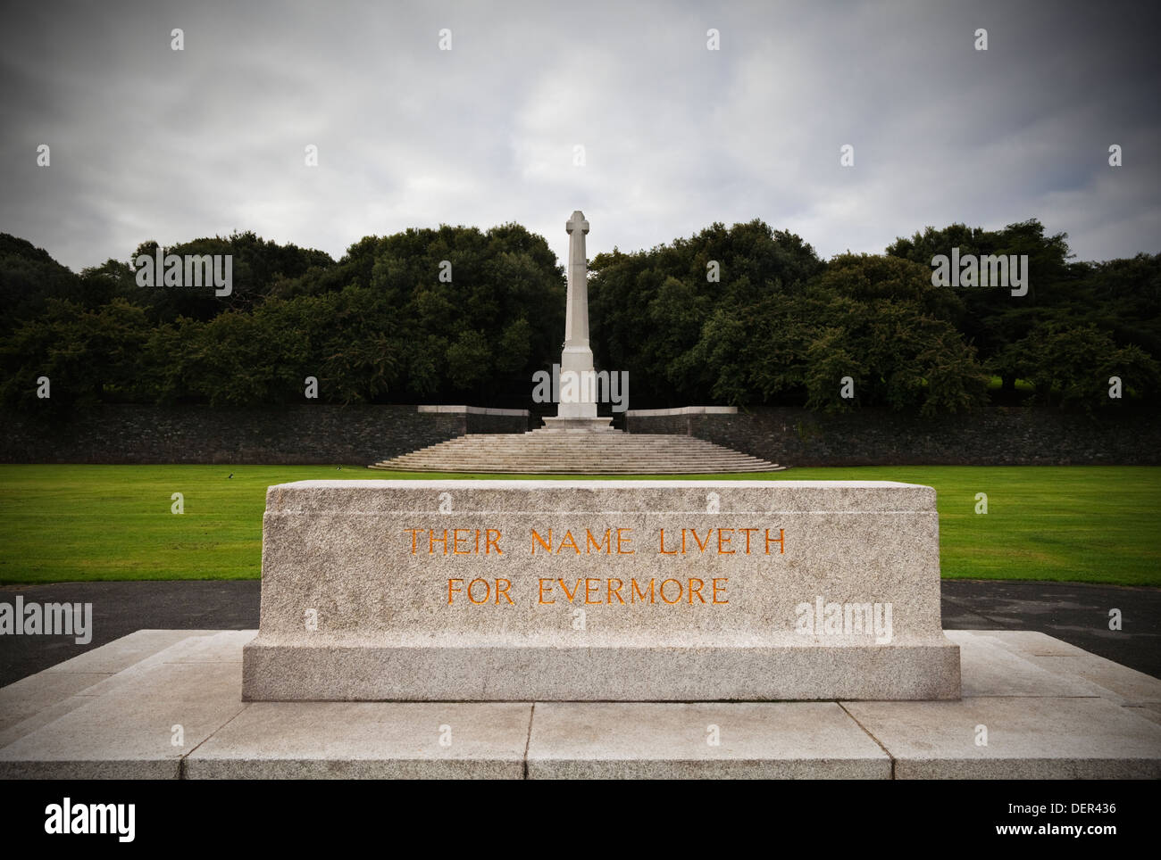 Piedra de recuerdo y la Gran Cruz de sacrificio, el Irish National War Memorial Gardens por Edwin Lutyens, Islandbridge, Dublín, Foto de stock