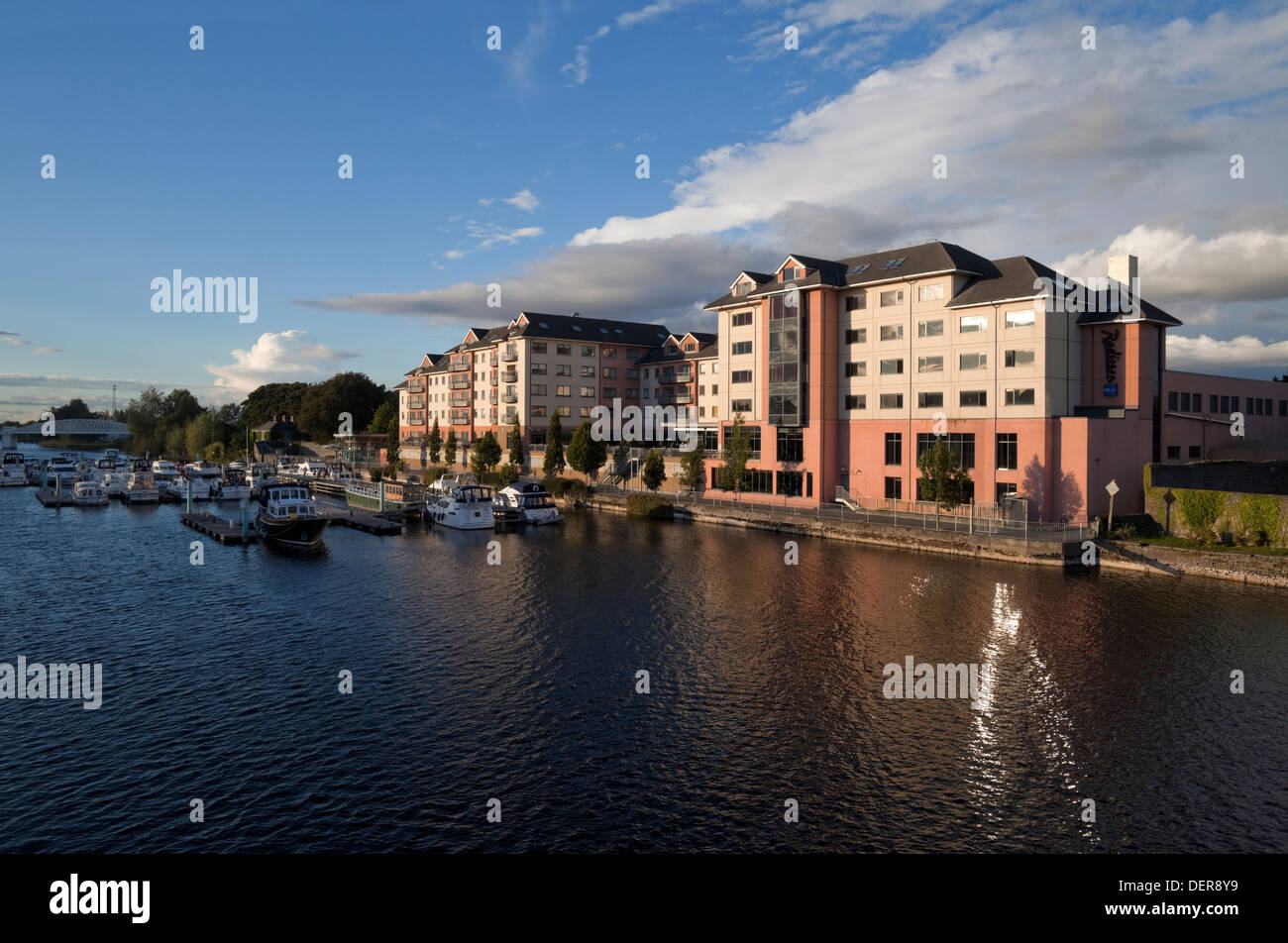 Apartamentos en la orilla oriental del río Shannon, Athlone, Condado de Westmeath, Irlanda Foto de stock