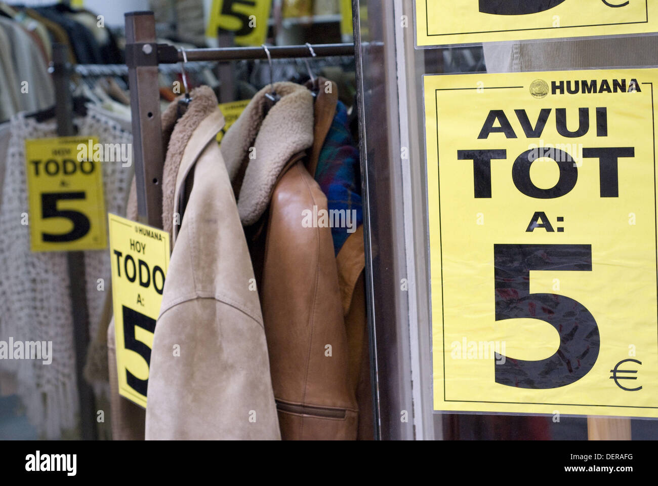 Desagradable Predicar De confianza Las ventas como tienda de ropa de segunda mano, Barcelona, España  Fotografía de stock - Alamy