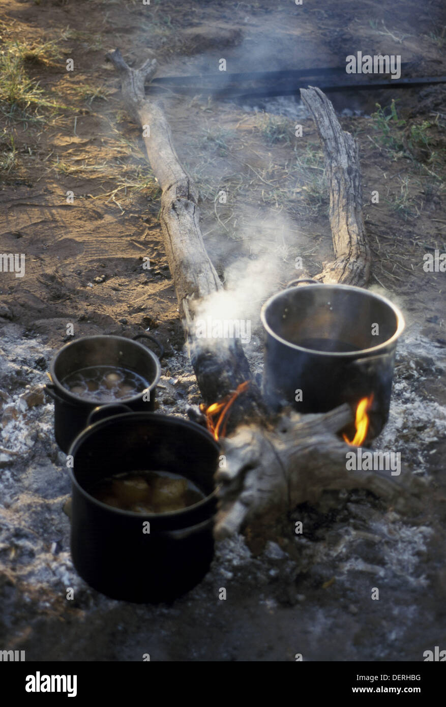 Fuego de campamento cocinar, Meseta de Kimberley, en Australia Occidental, Australia Foto de stock