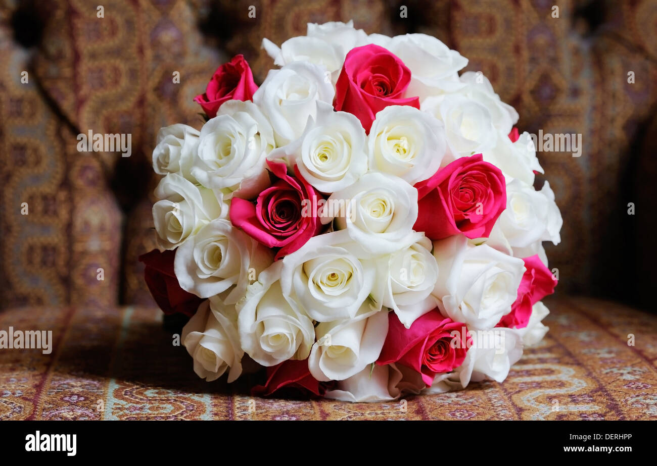 Novias rosas blancas y rojas en el día de la boda en un arreglo floral  mostrando closeup detalle Fotografía de stock - Alamy