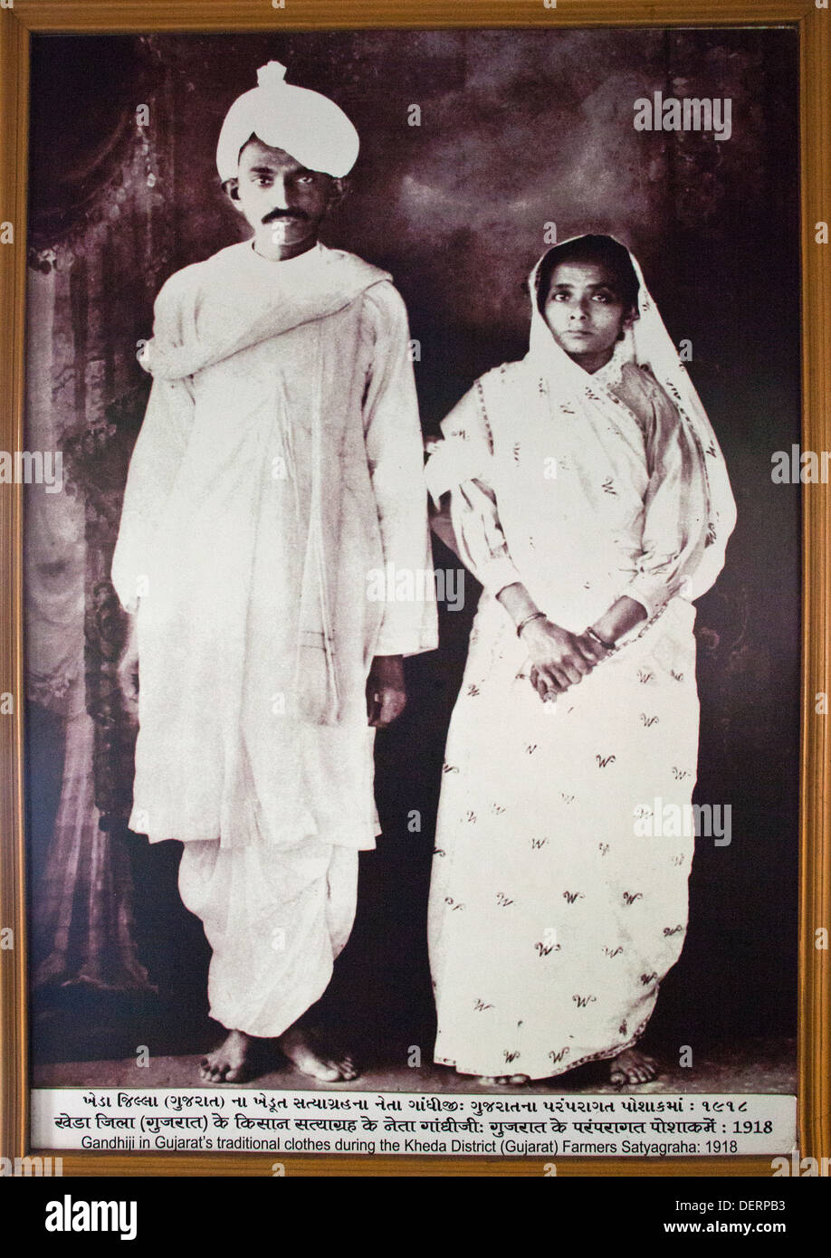 Pinturas de Mahatma Gandhi con su esposa Kasturba Gandhi, Sabarmati Ashram, Ahmedabad, Gujarat, India Foto de stock