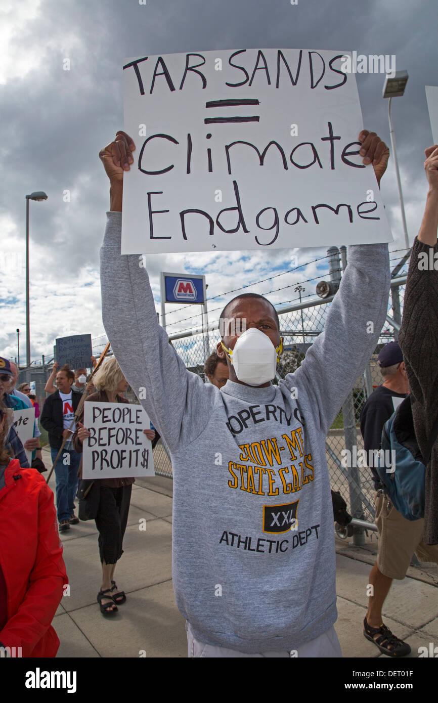 Los ecologistas protesta por el transporte y la refinación de petróleo en las arenas de alquitrán canadienses Marathon refinería en Detroit. Foto de stock