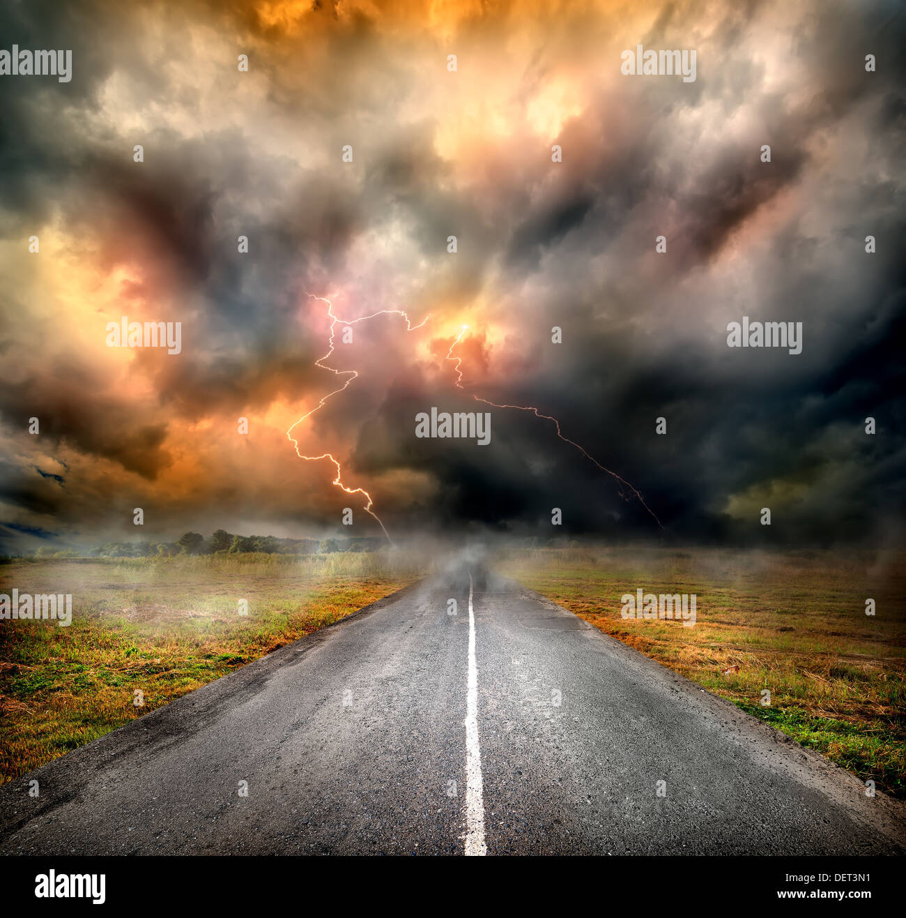Nubes de tormenta y relámpago sobre la autopista en el campo Foto de stock