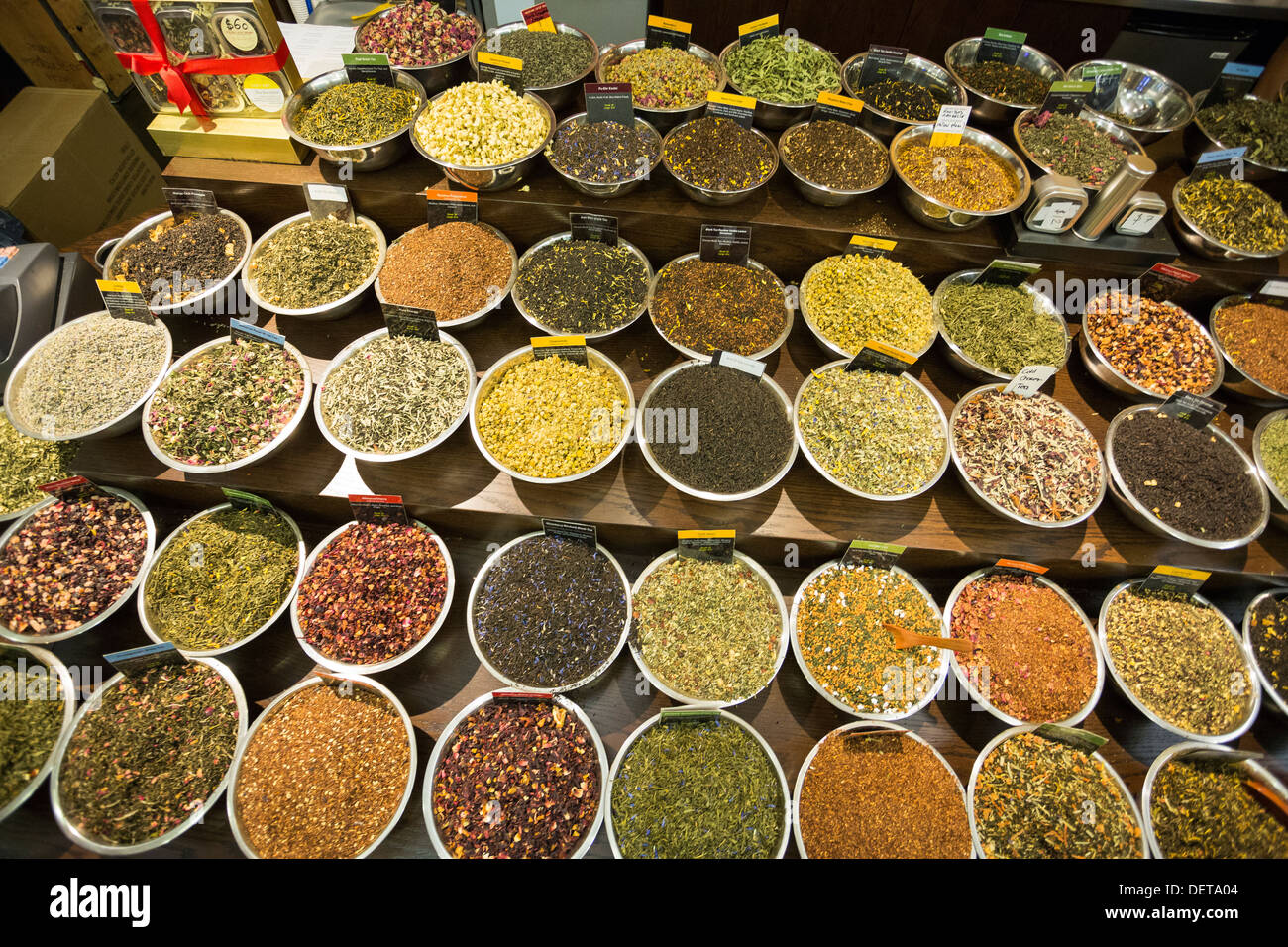 Especias y excitar tienda en el mercado de Chelsea, Nueva York, NY Foto de stock