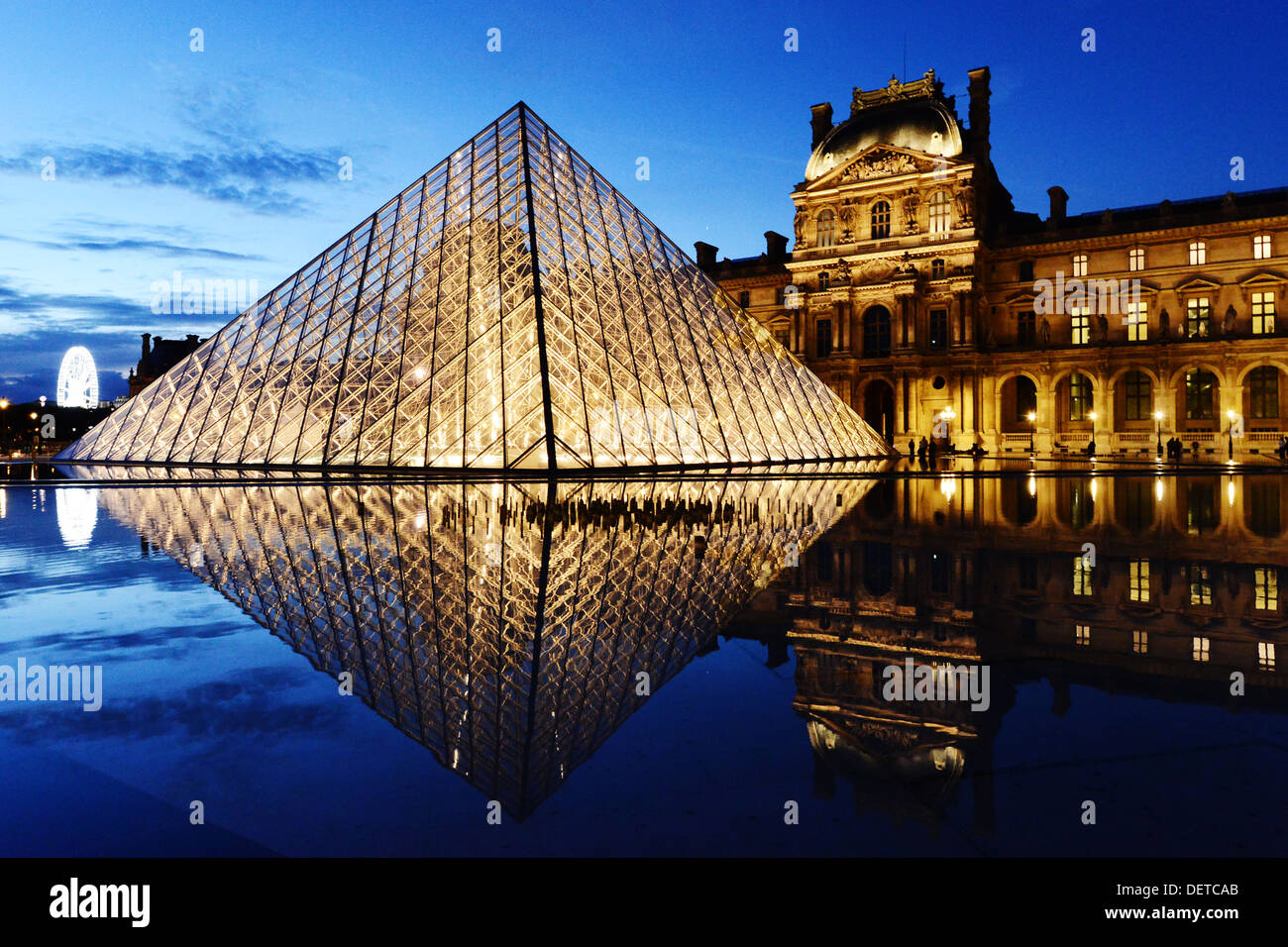 El Louvre o el Museo del Louvre, París, Francia. Foto de stock