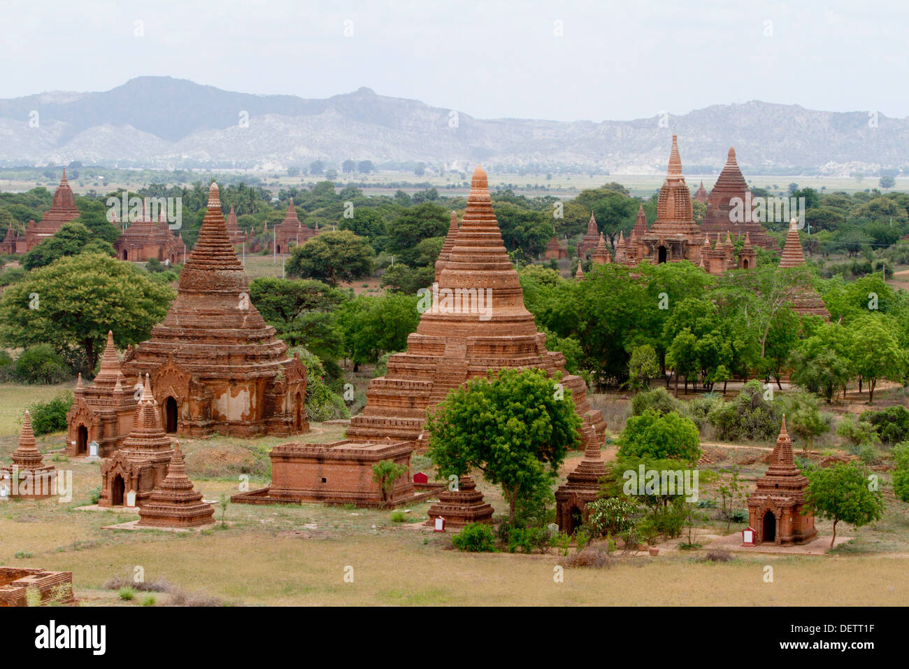 Una vista de los templos en la llanura central de Bagan. Foto de stock