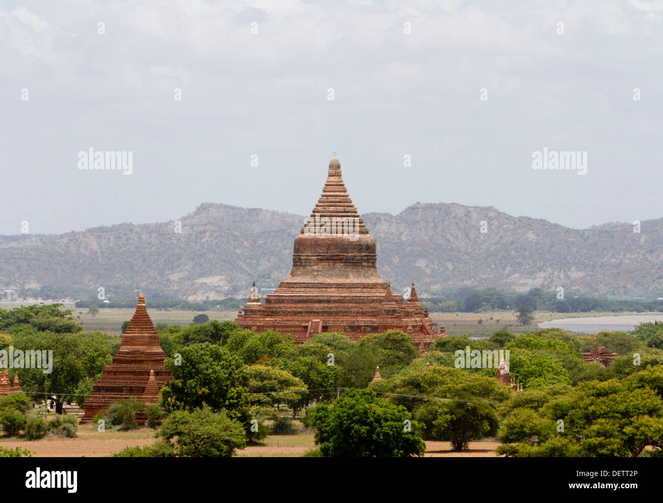 Una vista de los templos en la llanura central de Bagan. Foto de stock