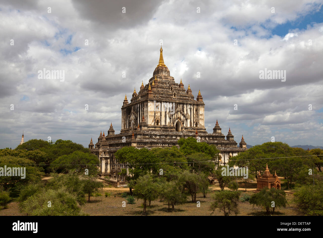 Thatbyinnyu templo en Old Bagan. Foto de stock