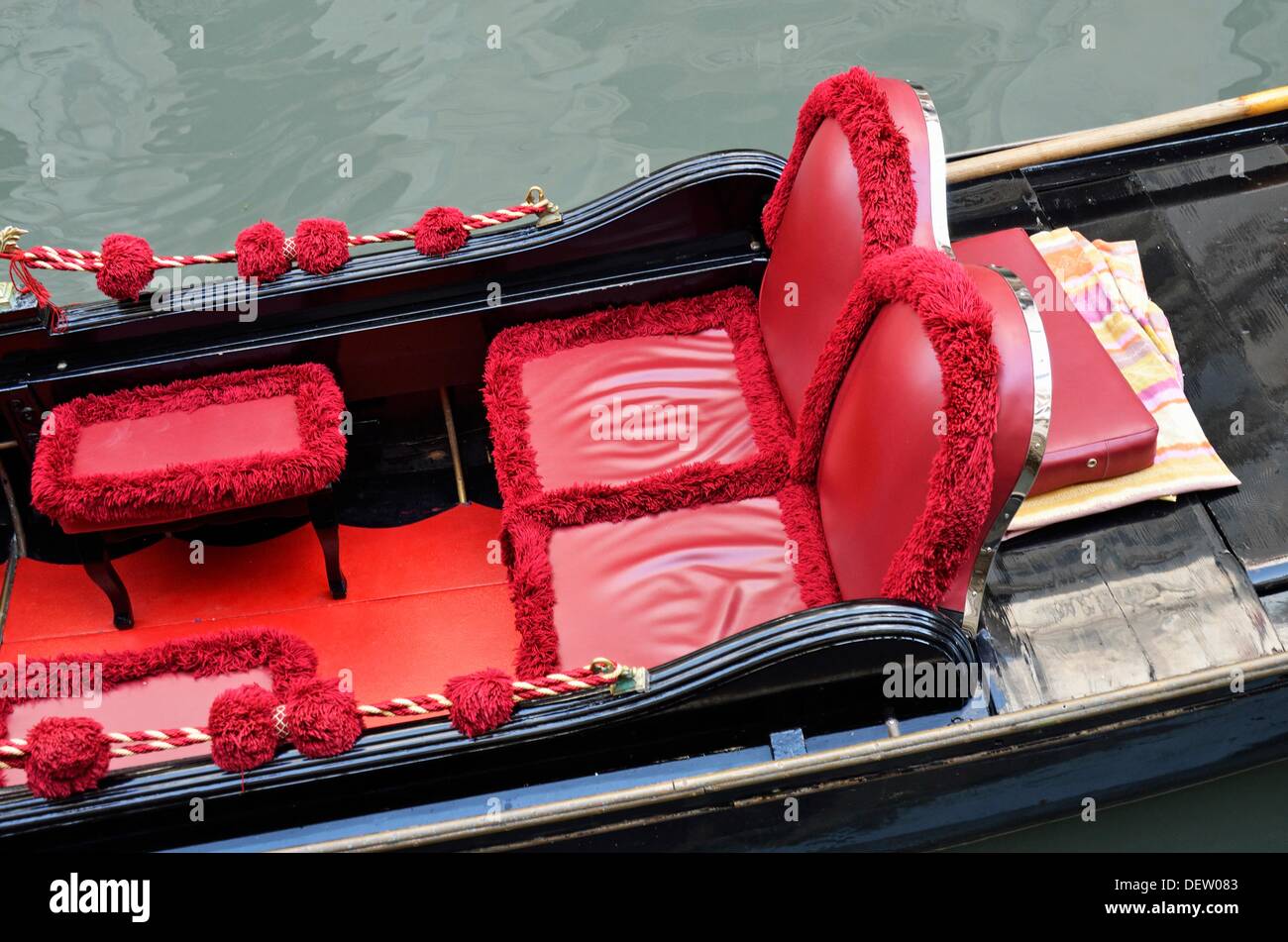 Las góndolas asientos rojos por canal, Venecia, Italia Foto de stock