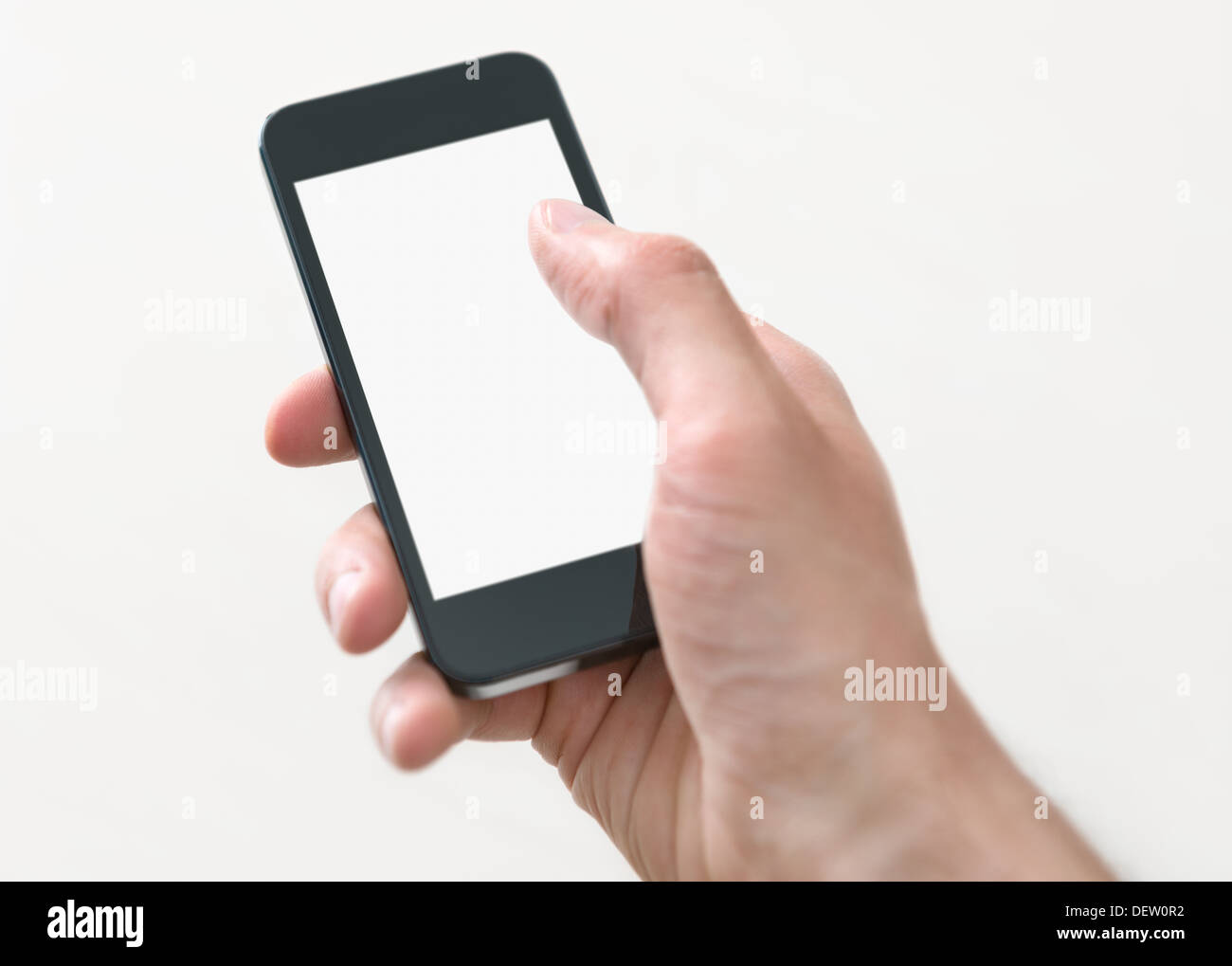 Hombre mano sosteniendo y tocando en mobile smartphone con pantalla en blanco. Aislado sobre fondo blanco. Foto de stock