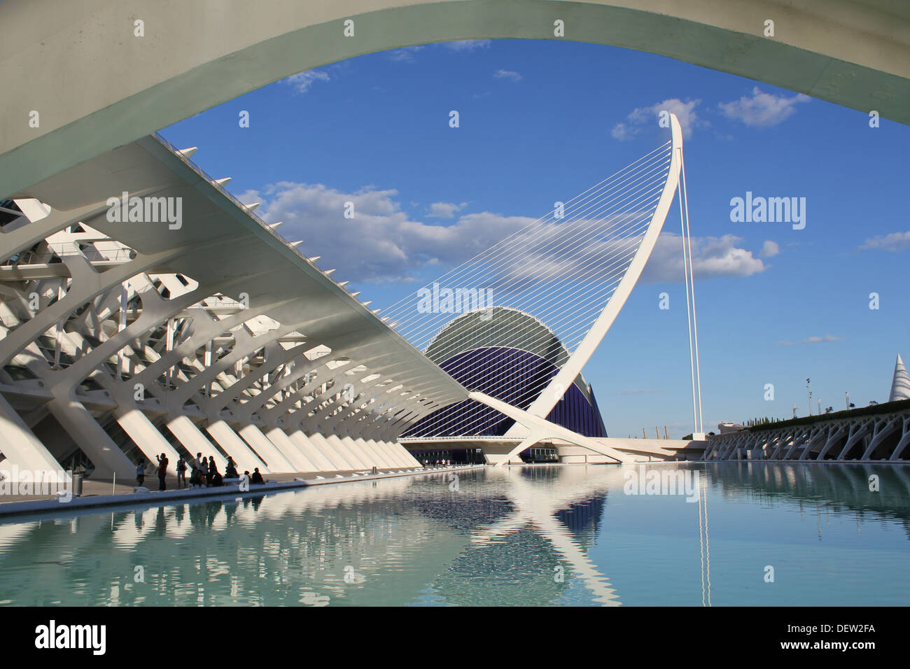 Museo de las Ciencias Príncipe Felipe de la ciudad de Las Artes y las Ciencias, Valencia con el Ágora y Assut de l'Or con reflejos Foto de stock