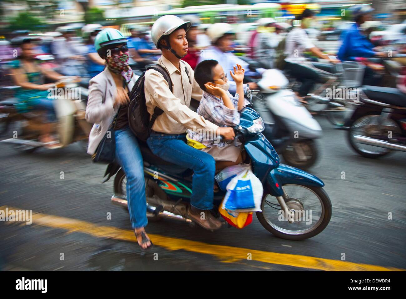 La gente en moto. Ho Chi Minh City (antigua Saigón). Vietnam del Sur  Fotografía de stock - Alamy