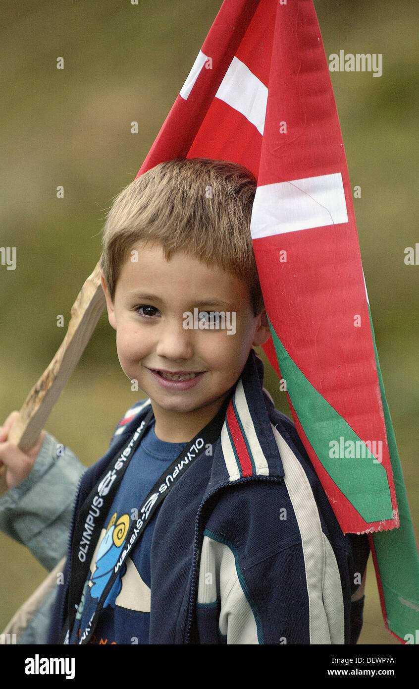 Niño de 6 años con 'ikurriña' (la bandera del País Vasco). Euskadi, España Foto de stock