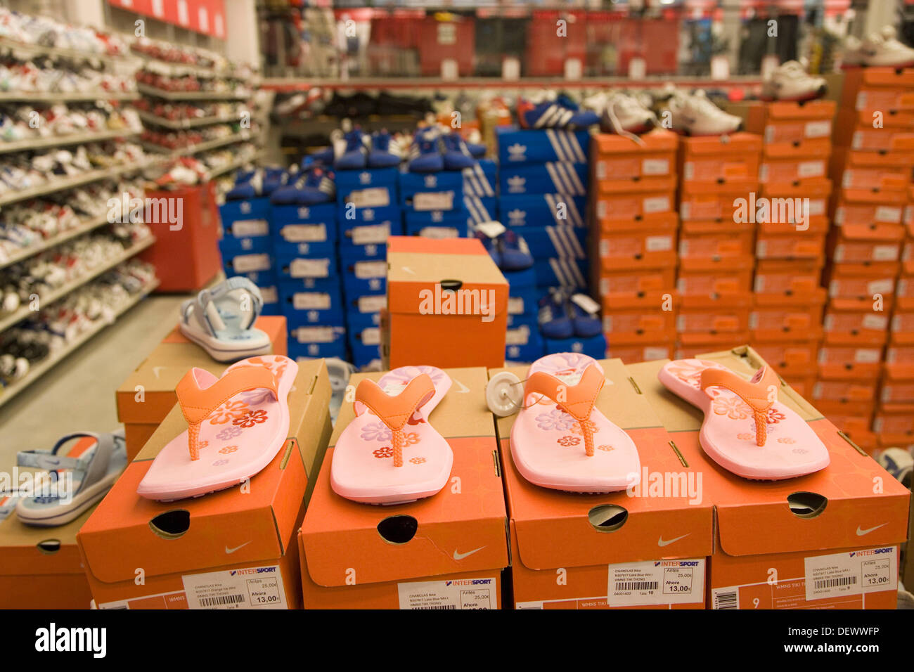 Tienda de zapatillas de deporte. Outlet, liquidación Fotografía de stock -  Alamy