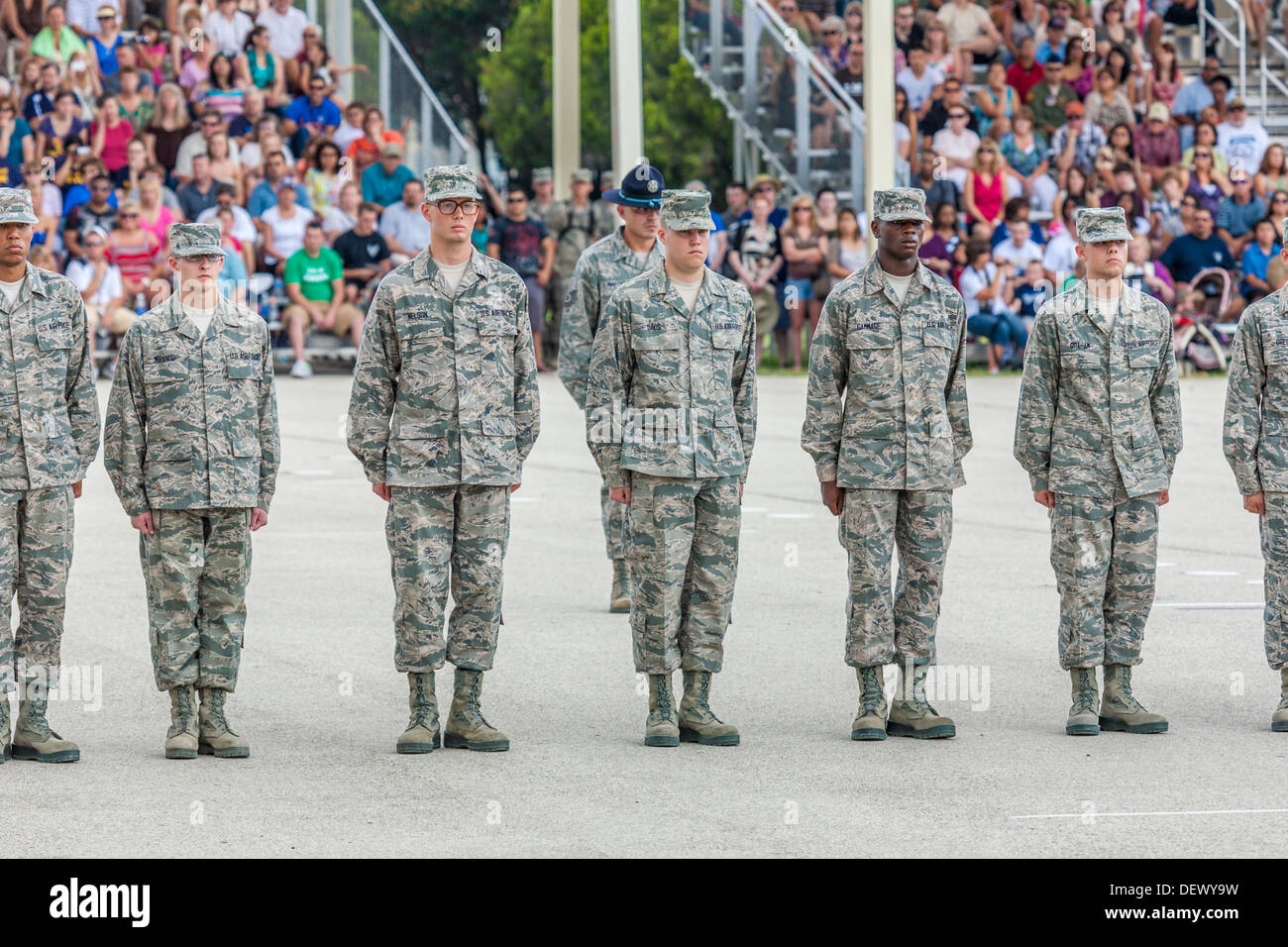 Los aviadores en la atención permanente de la Fuerza Aérea de los Estados Unidos durante la formación básica las ceremonias de graduación en San Antonio, Texas. Foto de stock