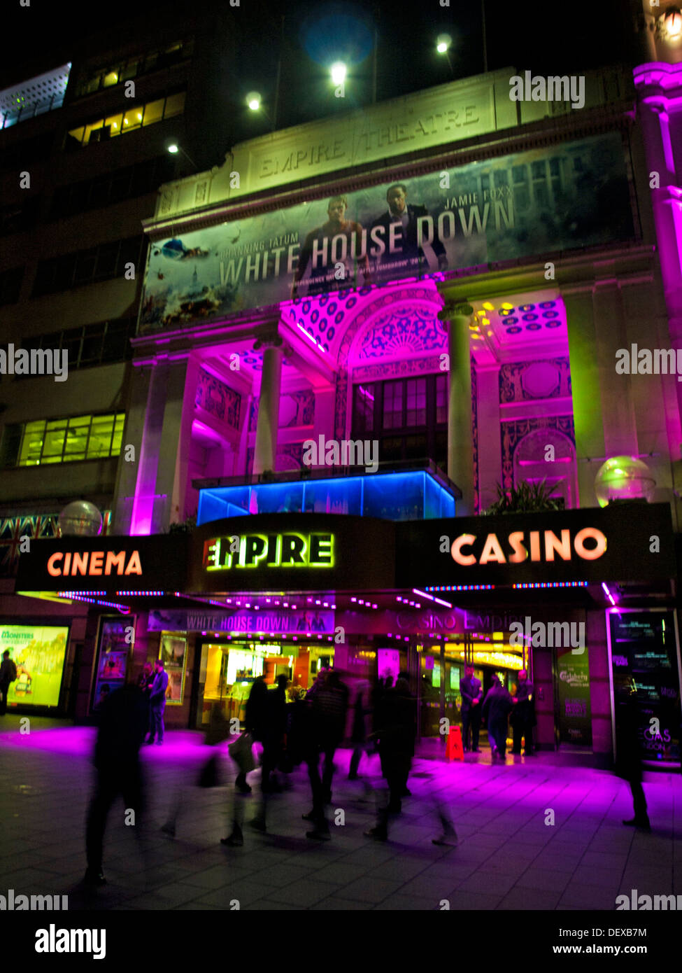 Empire cine y casino en la noche, la plaza Leicester Square, West End, Londres, Inglaterra, Reino Unido Foto de stock