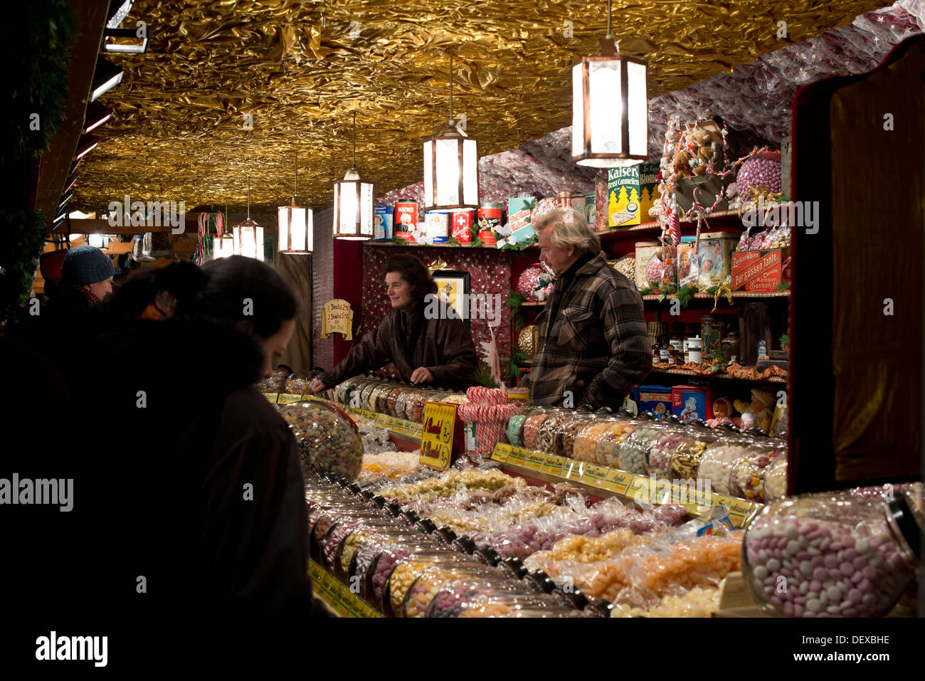 Famoso Mercado de Navidad de Nuremberg en la noche. Auf dem Nürnberger Weihnachtsmarkt Abendstimmung Foto de stock