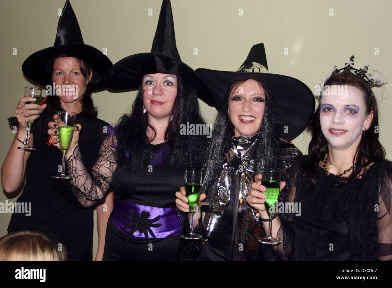 Grupo de 30 años de edad y mujeres ataviados con disfraces de Halloween,  sonriendo y sosteniendo sus copas hasta la cámara Fotografía de stock -  Alamy