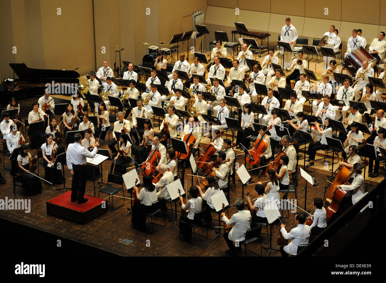 La séptima Flota estadounidense Band, dirigido por el teniente Geordie Kelly, séptima Flota bandmaster, realiza con la Orquesta Sinfónica de Yokosuka en Foto de stock