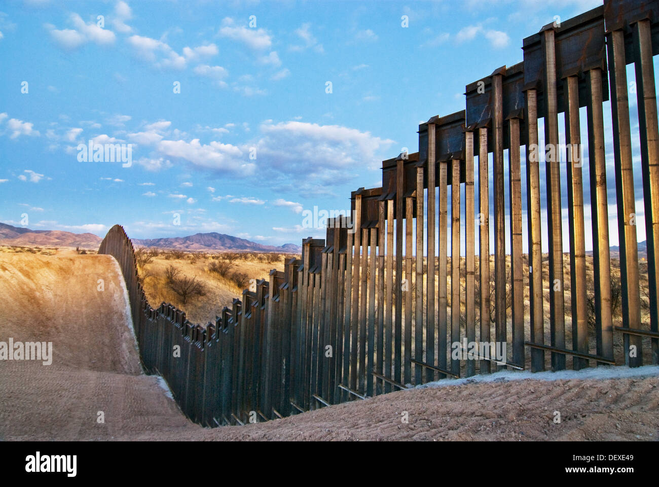 Valla fronteriza de los Estados Unidos, US/frontera con México, al este de  Nogales, Arizona, EE.UU., visto desde el lado estadounidense Fotografía de  stock - Alamy