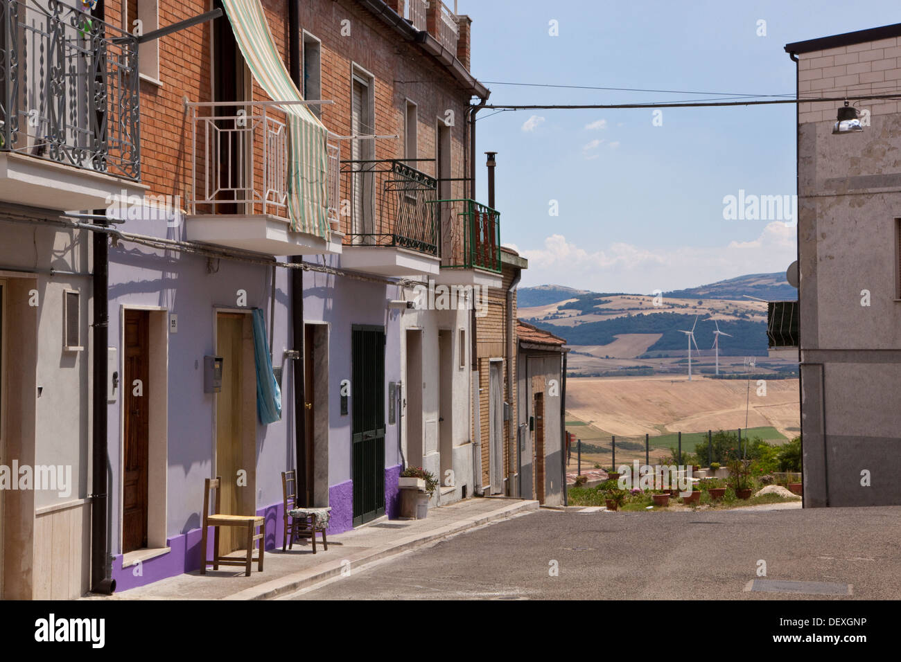 Violeta casa pintada en una calle italiana en Puglia, Italia Foto de stock