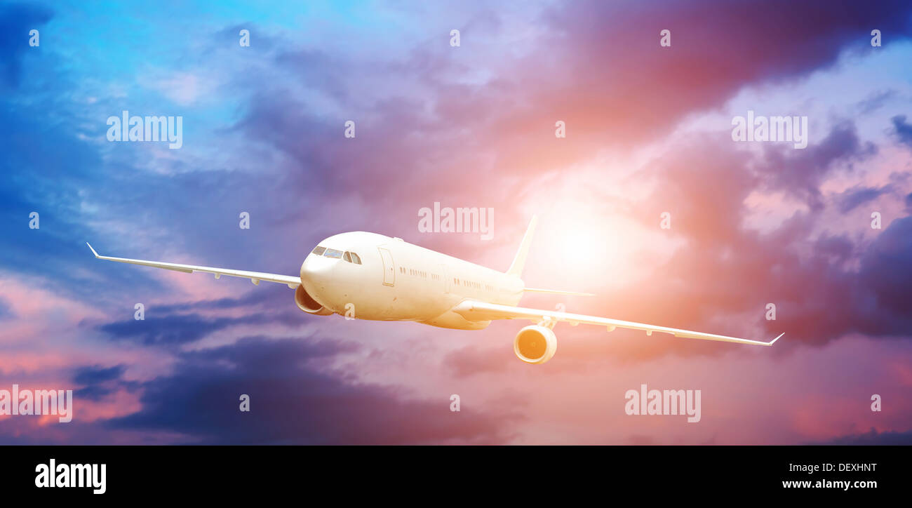 Gran avión de pasajeros volando en el cielo azul Foto de stock