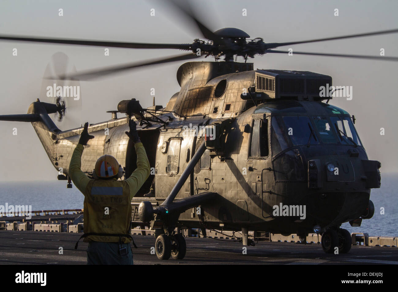 Un helicóptero Westland Sea King transporte asignado al Ejército del Reino Unido Air Corps aterriza en la cubierta de vuelo del USS Kearsarge (LHD 3), en el mar, el 16 de septiembre de 2013. La 26ª MEU es un Marine Air-Ground Task Force desplegadas a los EE.UU. 5ª y 6ª Fle Foto de stock