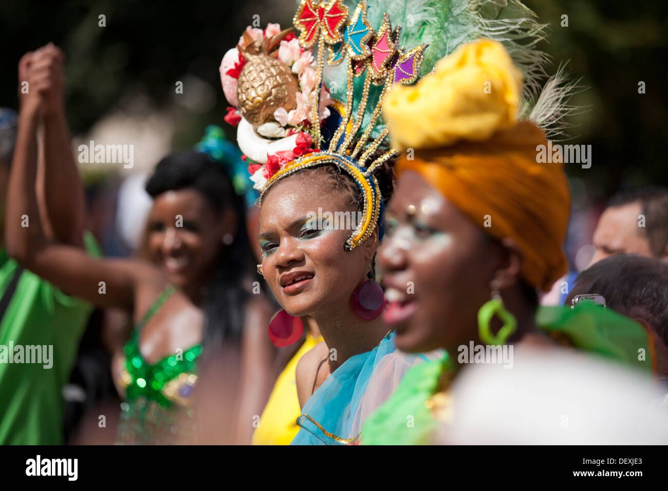 Samba brasileño bailarina en traje tradicional Foto de stock